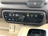 【オートエアコン】一度お好みの温度に設定すれば、車内の温度を検知し風量や温度を自動で調整。暑い…寒い…と何度もスイッチ操作をする必要はありません。快適な車内空間には必須の機能ですね♪
