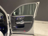 【メモリー付きパワーシート】3名までのシートポジションを記憶できるパワーシート!運転席のみ、ドアミラー・ステアリング位置も記憶可能です。高速道路などでの、運転交代時などに便利な機能です☆