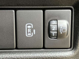 片側電動スライドドアのスイッチ付です。車内からもスイッチひとつで楽にドアの開閉が可能です。 光軸調整ダイヤル。