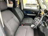 高いホールド性で運転姿勢が安定します。長距離ドライブでも疲れにくいのが魅力です。快適なドライビングライフをお送りください♪