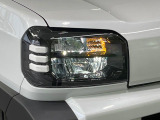 【LEDヘッドライト】悪天候や夜間走行時も良好な視界を確保し安心して運転できる高輝度LEDヘッドライトを装備!点灯速度が早く、消費電力も抑えられています。
