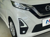【LEDヘッドライト】悪天候や夜間走行時も良好な視界を確保し安心して運転できる高輝度LEDヘッドライトを装備!点灯速度が早く、消費電力も抑えられています。