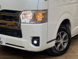 【LEDヘッドライト】悪天候や夜間走行時も良好な視界を確保し安心して運転できる高輝度LEDヘッドライトを装備!点灯速度が早く、消費電力も抑えられています。