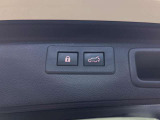 パワーバックドアです。荷物を持っていても、ボタンを押すだけで簡単に開閉ができます。