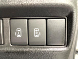 【両側パワースライドドア】スマートキーや運転席のスイッチで後席両側スライドドアの開閉が可能♪電動だから力を入れてドアを開ける必要が無く、小さなお子様でも簡単に開け閉めでき快適です♪