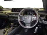 運転の際、常に目にする部分だけにシックで飽きのこないデザインが良いですね。