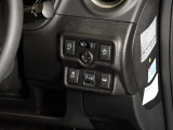 運転席右側にはエマージェンシーブレーキ、VDC、LDW(車線逸脱警報)等の操作スイッチが有ります。