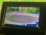 【バックカメラ】駐車時に後方がリアルタイム映像で確認できます。大型商業施設や立体駐車場での駐車時や、夜間のバック時に大活躍!運転スキルに関わらず、今や必須となった装備のひとつです!