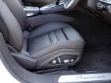 メモリー付14way電動スポーツシート。運転席および助手席のバックレスト、シート上下、前後位置、傾斜角度、座面角度、シートクッションの調整可能。シートやステアリングコラム、ドアミラー等記憶可能。