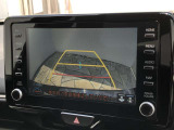 バックガイドモニター装着車は後退時の強い味方です!車庫入れや縦列駐車の際、後退操作の参考になるガイドラインをナビ画面に表示します。