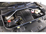 4.4L V型8気筒DOHCツインターボ+モーター、530ps/76.5kgmのエンジンを是非おたのしみください!