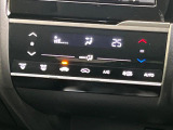 【オートエアコン】一度お好みの温度に設定すれば、車内の温度を検知し風量や温度を自動で調整。暑い…寒い…と何度もスイッチ操作をする必要はありません。快適な車内空間には必須の機能ですね♪