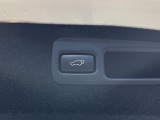 パワーバックドアです。荷物を持っていても、ボタンを押すだけで簡単に開閉ができます。