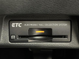 【純正ビルトインETC】有料道路を利用する際に料金所で停止することなく通過できる、ETC車載器が装備されています。セットアップを行うことで利用可能になります。