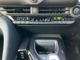 オート式エアコンは操作性が良好です。運転席と助手席にはシートヒーターとシートクーラーが装備されています。一年中快適な運転環境を提供します。