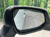【ブラインドスポットモニター】走行中、ドアミラーの死角になりやすい箇所に後続車が接近するとサイドミラーのレンズに警告を表示!ドライバーに注意喚起をしてくれます。