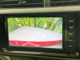 【バックカメラ】駐車時に後方がリアルタイム映像で確認できます。大型商業施設や立体駐車場での駐車時や、夜間のバック時に大活躍!運転スキルに関わらず、今や必須となった装備のひとつです!