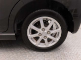 車両のデザインにマッチした純正アルミホイールを装着しています。