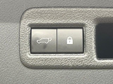 【パワーバックドア】スマートキーや運転席のボタンを押すだけでリアゲートが自動で開閉します!荷物を持っている時や、高い位置にあるバックドアを閉める際に便利な機能です♪