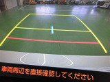バックモニターは、ガイドライン付。ハンドル操作に合わせてガイドラインが変化し、苦手なバックをアシストします。