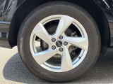 18インチ純正アルミホイール装備 全車両に標準装備の純正アルミホイールは、純正ならではのバランスの良いデザインと、走行安定性をお楽しみ頂けます。