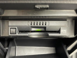 【ETC】有料道路を利用する際に料金所で停止することなく通過できる、ETC車載器(ノンストップ自動料金収受システム機器)が装備されています。セットアップを行うことで利用可能になります。