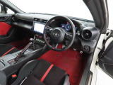 高揚感の高まる美しいインテリアデザインの運転席です。