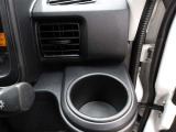 運転席のカップホルダーはエアコンの吹き出し口の前にありますので冷やしたり温めたり出来ます☆