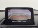 【バックモニター】後ろのカメラの映像をモニターに映し出すことができます!後方の見えない死角や、障害物との距離感をしっかり確認することができます!駐車が苦手な方におすすめです。