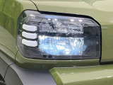 【LEDヘッドライト】悪天候や夜間走行時も良好な視界を確保し安心して運転できる高輝度LEDヘッドライトを装備!点灯速度が早く、消費電力も抑えられています。