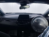 落ち着いたカラーの内装で、ゆったりと運転したい方に。