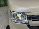 【LEDヘッドライト】悪天候や夜間走行時も良好な視界を確保し安心して運転できる高輝度LEDヘッドライトを装備!点灯速度が早く、消費電力も抑えられています。