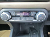 ★オートエアコン★温度設定だけで車がいつも快適に自動調整します♪風量や吹き出し口も自動で行われます。もちろんお好みの設定にも調整可能です♪