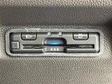 【ETC】有料道路を利用する際に料金所で停止することなく通過できる、ETC車載器(ノンストップ自動料金収受システム機器)が装備されています。セットアップを行うことで利用可能になります。