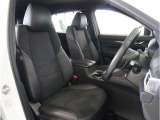 【清潔感のある運転席&助手席】隅々までクリーニングの行き届いた運転席&助手席。目立ったシミや汚れ等もございません。快適なドライブをどうぞ。