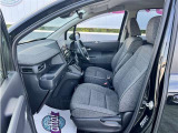 高いホールド性で運転姿勢が安定します。長距離ドライブでも疲れにくいのが魅力です。快適なドライビングライフをお送りください♪