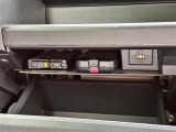 【ETC】有料道路を利用する際に料金所で停止することなく通過できる、ETC車載器(ノンストップ自動料金収受システム機器)が装備されています。セットアップを行うことで利用可能になります。