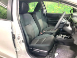 運転席まわりには十分なスペースがあり、大柄な方でもゆったり運転していただける環境です。