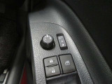 電動格納ミラー! スイッチひとつでミラーを畳めます。