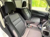 運転席まわりには十分なスペースがあり、大柄な方でもゆったり運転していただける環境です。