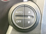【オートエアコン】一度お好みの温度に設定すれば、車内の温度を検知し風量や温度を自動で調整。暑い…寒い…と何度もスイッチ操作をする必要はありません。快適な車内空間には必須の機能ですね♪