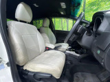 運転席まわりには十分なスペースがあり、大柄な方でもゆったり運転していただける環境です。
