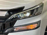 【LEDヘッドライト】悪天候や夜間走行時も良好な視界を確保し安心して運転できる高輝度LEDヘッドライトを装備!点灯速度が早く、消費電力も抑えられています。