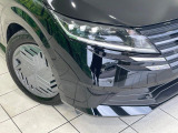 【LEDヘッドライト】悪天候や夜間走行時も良好な視界を確保し安心して運転できる高輝度LEDヘッドライトを装備!点灯速度が早く、消費電力も抑えられています。