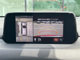 【パノラミックビューモニター】クルマを真上から見下ろした視点で駐車をサポートします。クルマの斜め後ろや真横など、いち早く障害物に気が付くことができます。