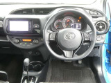 【徹底洗浄クリーニング実施済】運転席からの視界はこんな感じです☆お気軽にご来店いただき、実際に座って是非お確かめください。ドライバーに寄り添う快適な操作フィールをもたらすステアリングです。