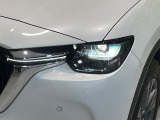 【LEDヘッドライト】悪天候や夜間走行時も良好な視界を確保し安心して運転できる高輝度LEDヘッドライトを装備!点灯速度が早く、消費電力も抑えられています。