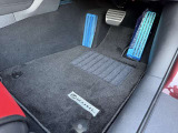 KUHLフロアマット装着車です。ペダルはアルミペダルで、滑り止めのディンプルも施されており安心のペダル操作が行えます。アクセルペダルはオルガン式ですので、微妙なアクセルワークにも対応します。