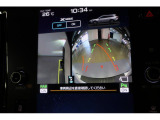 シフトをバックに入れれば、自動的に後方の映像がナビ画面に映し出されます。後方視界を確保できるので車庫入れ時などにとても便利です。