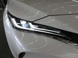 LEDの配光範囲を細やかに制御し、先行車や対向車に光が当たる部分だけを自動的に遮光するアダプティブハイビームシステム
